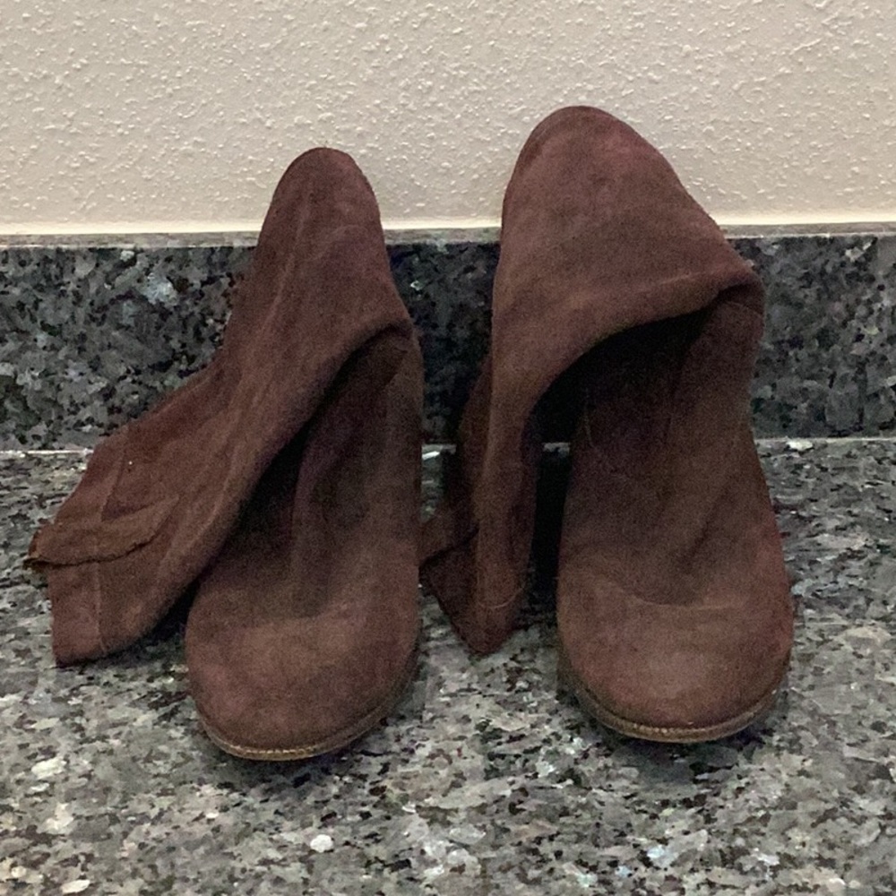 Preowned Women’s Banana Republic Heeled Boots Brown Size 7.5 (Item#S018)